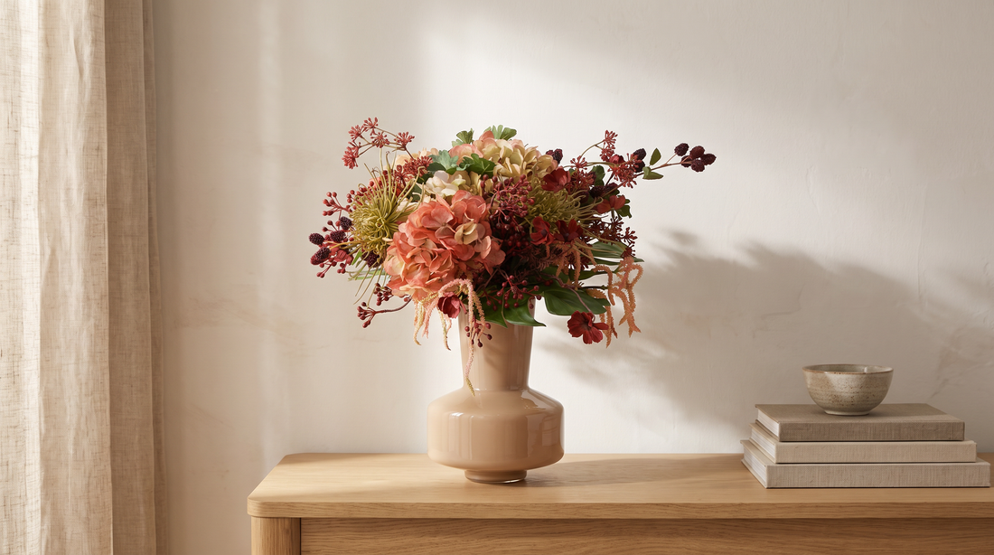 Duurzame kunstbloemen: kunstboeket Quinn in herfsttinten op een eiken dressoir