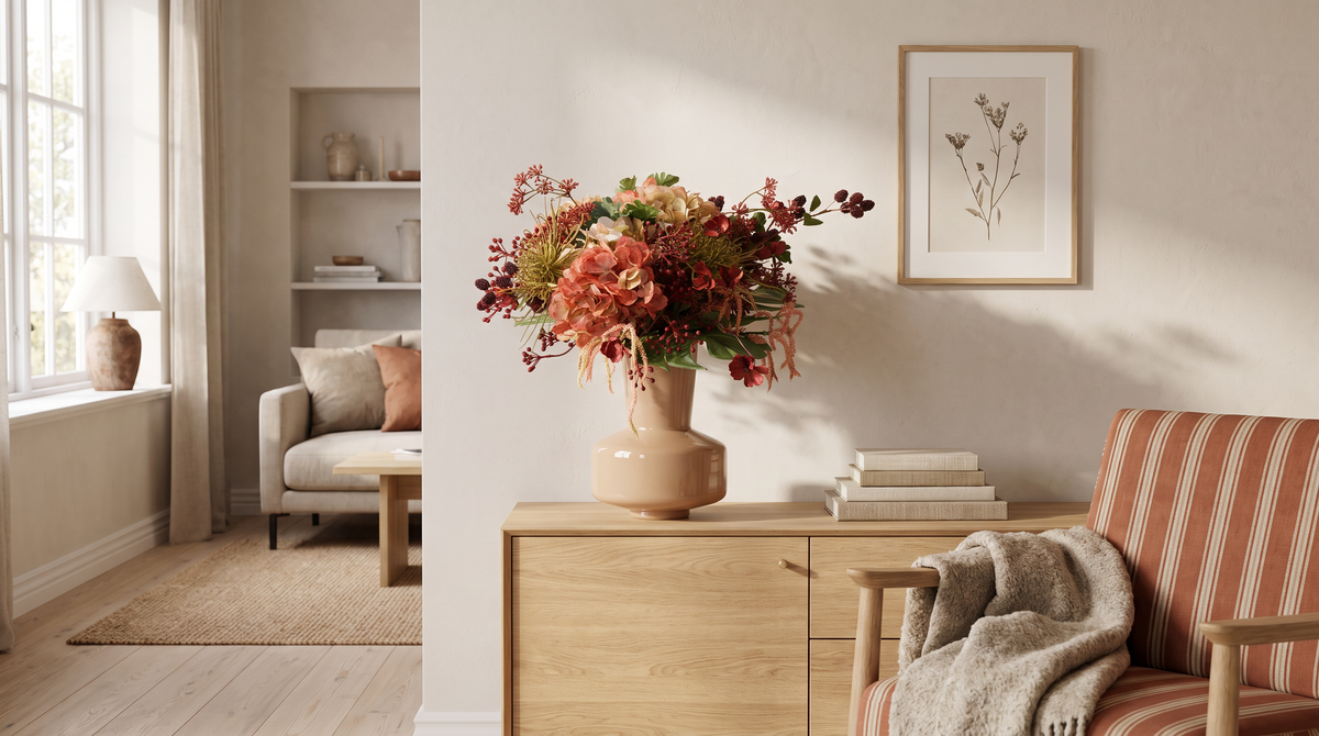 Kunstbloemen schikken: herfstboeket Quinn met hortensia in een beige vaas op een eiken dressoir in een lichte woonkamer